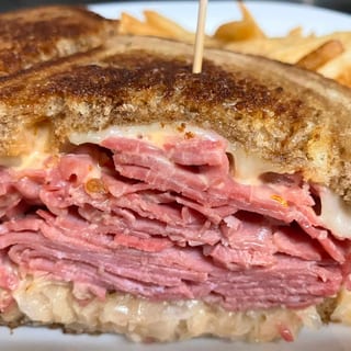 Corned Beef Reuben w/ Fries